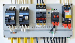 découvrez pourquoi votre disjoncteur saute sans raison apparente ! ce guide explique les causes des coupures imprévues et propose des solutions efficaces pour sécuriser votre installation électrique.