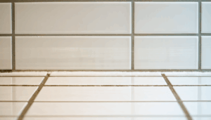 découvrez comment rafraîchir facilement les joints de carrelage de votre salle de bain grâce à des astuces simples et efficaces pour un résultat propre et durable.